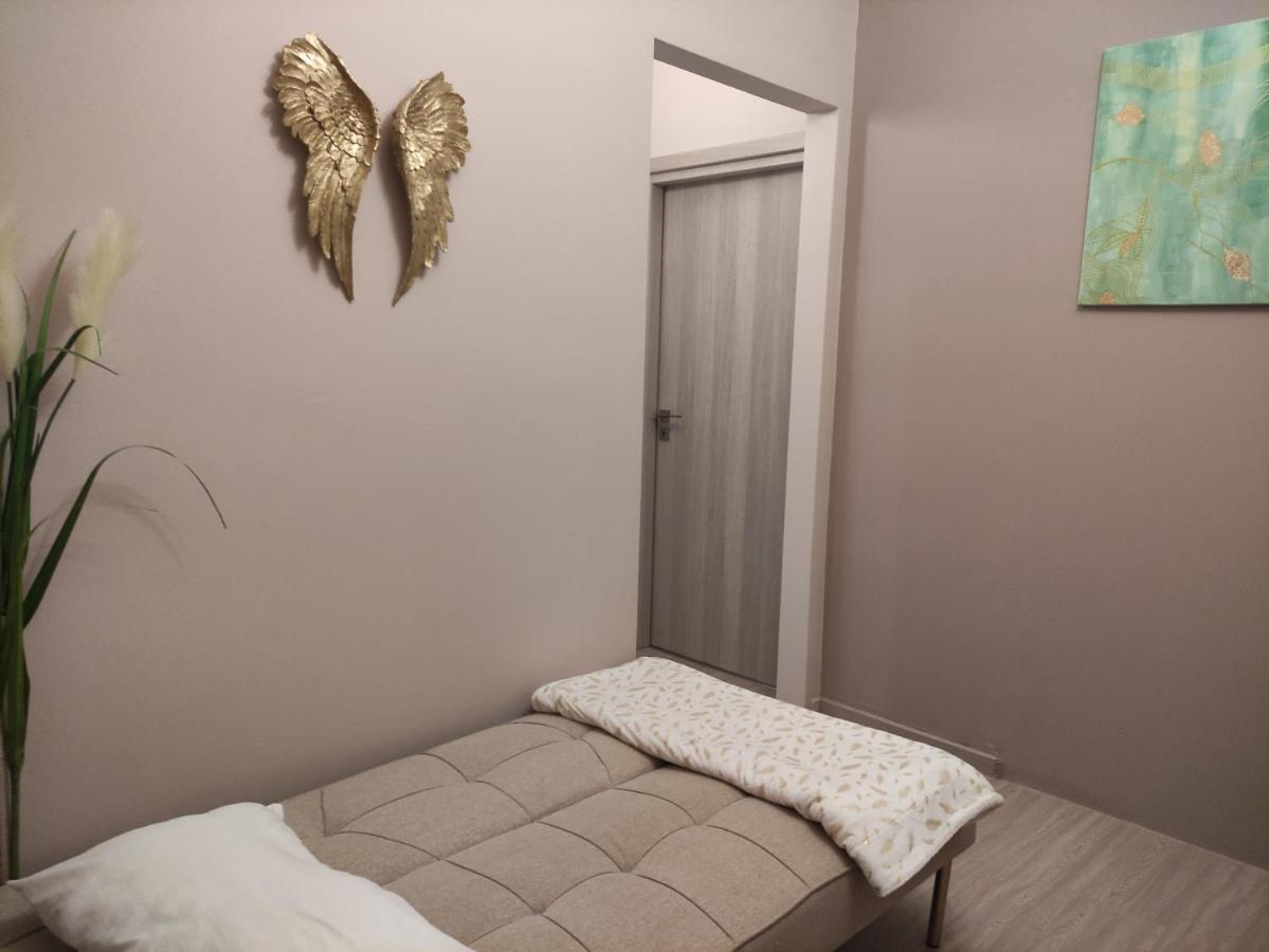 Love Truth Life Apartment Pireu Exterior foto